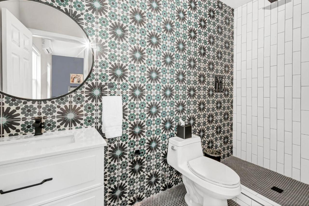 Single Bedroom - Queen Size. Heart Of Downtown Vista Esterno foto